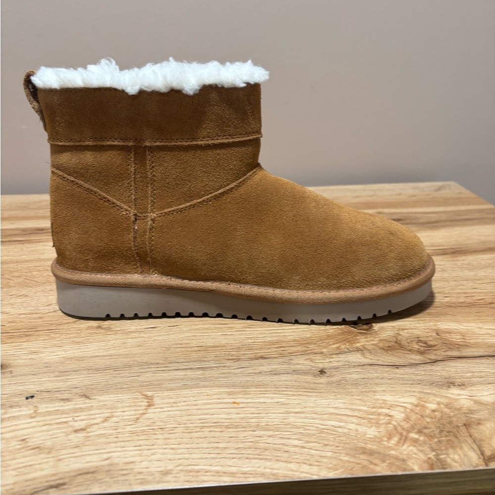 Koolaburra Tan Ankle Boots with White Fur - Picture 2 of 6